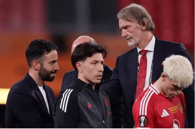 泪崩！队友跪求 B 费留队，更衣室警告：他走曼联必崩盘